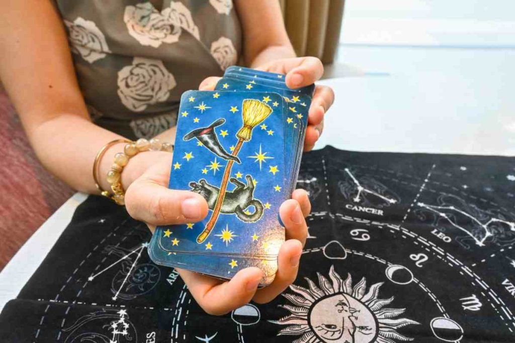 İlişki Analizi İçin Tarot Destesiyle Aylık Rehber